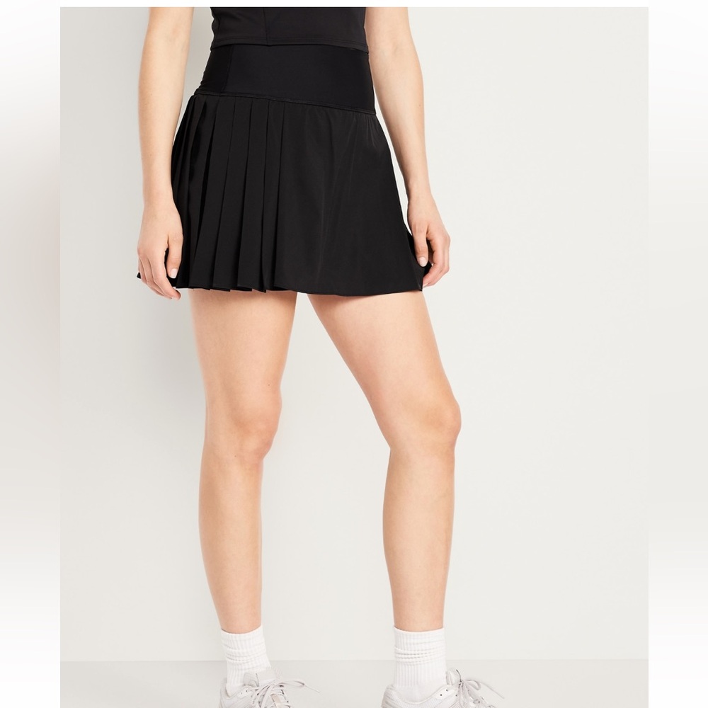 Old Navy Powersoft pleated skort- black